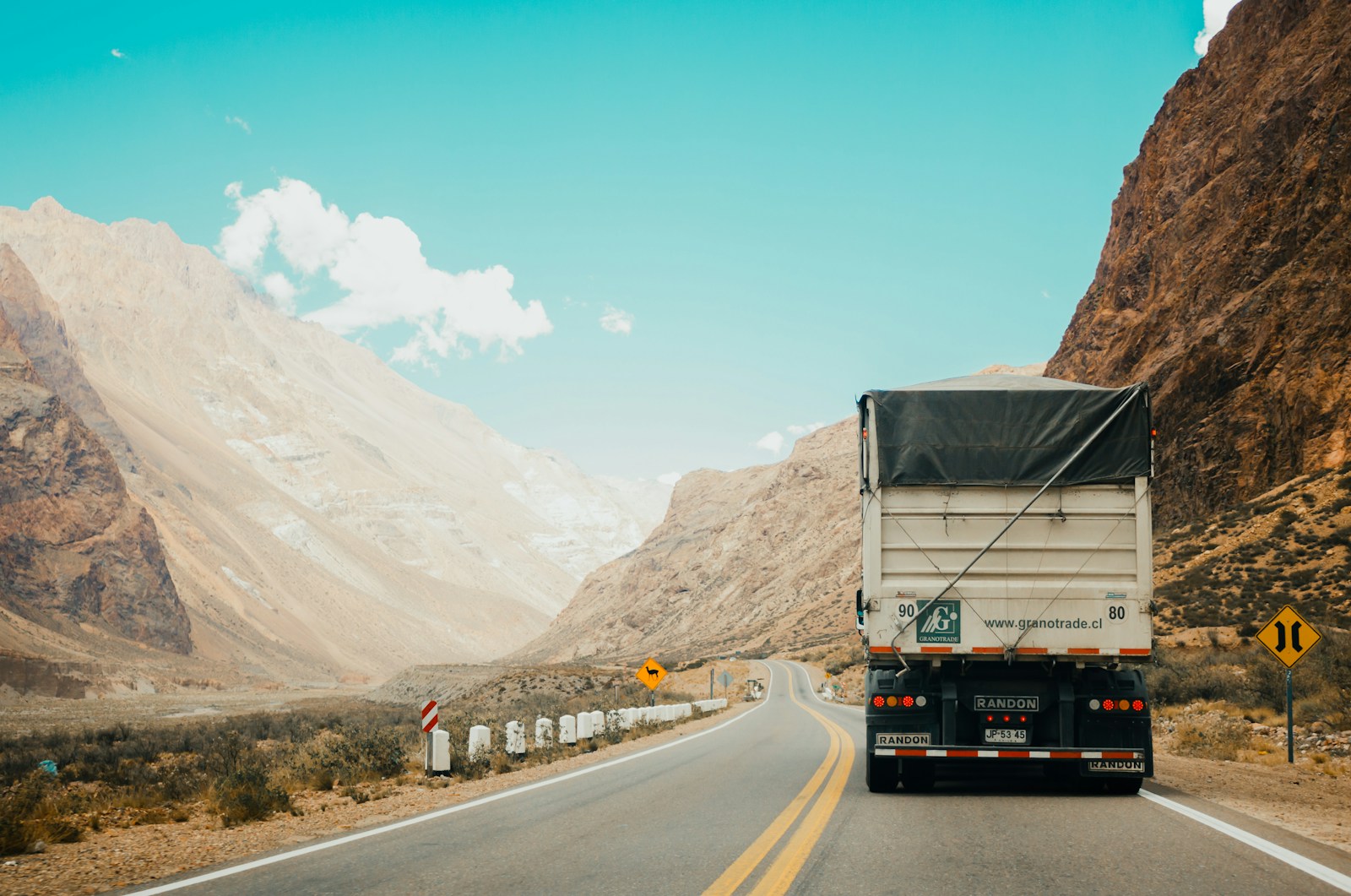 Camión de carga en una ruta de montaña